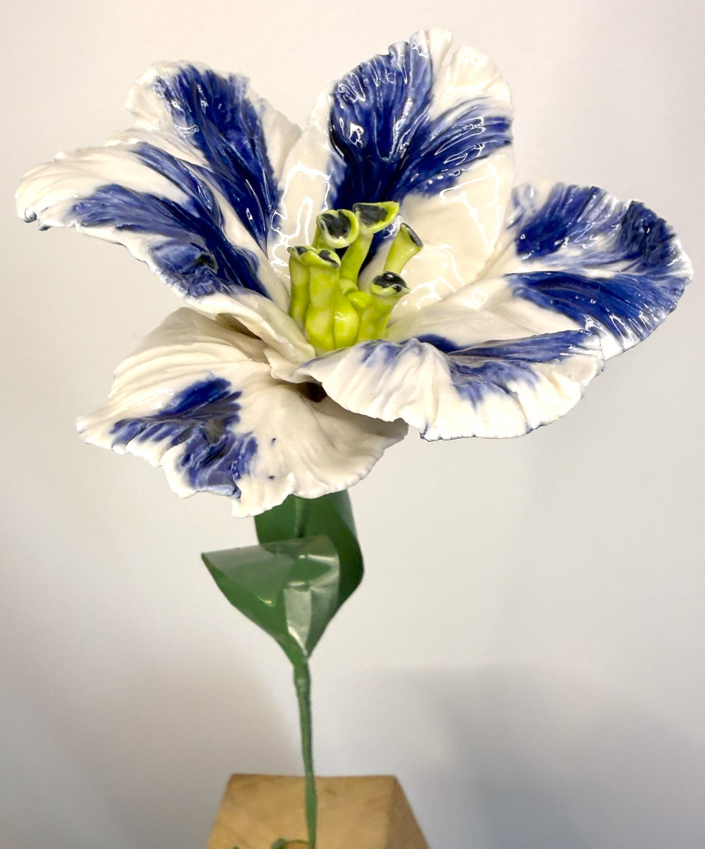Tige de tulipe perroquet en porcelaine émaillée bleue, TPO-386-1-0-T
