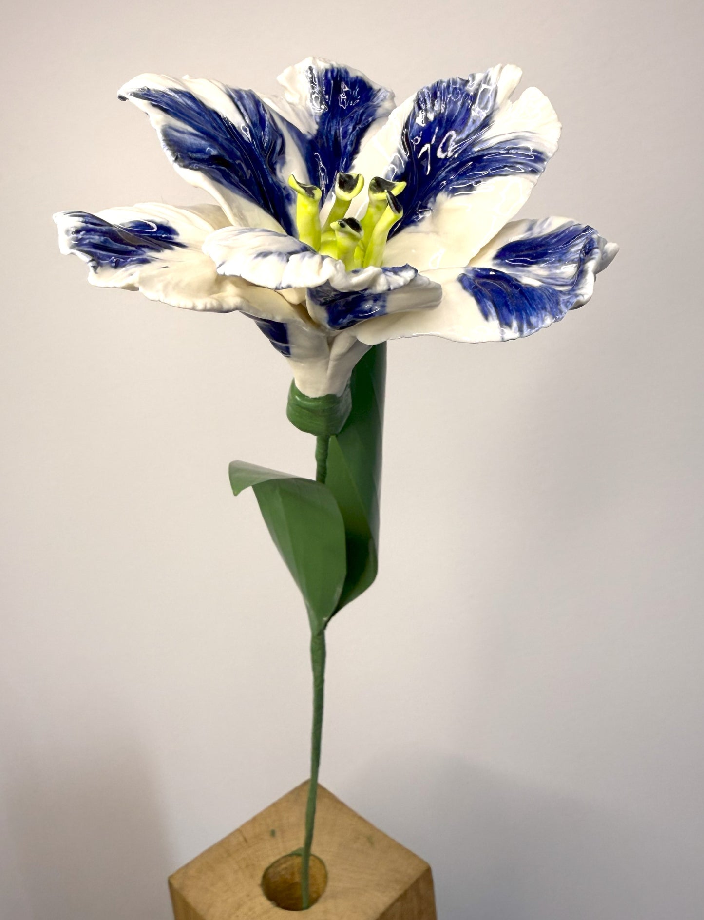Tige de tulipe perroquet en porcelaine émaillée bleue, TPO-386-1-0-T