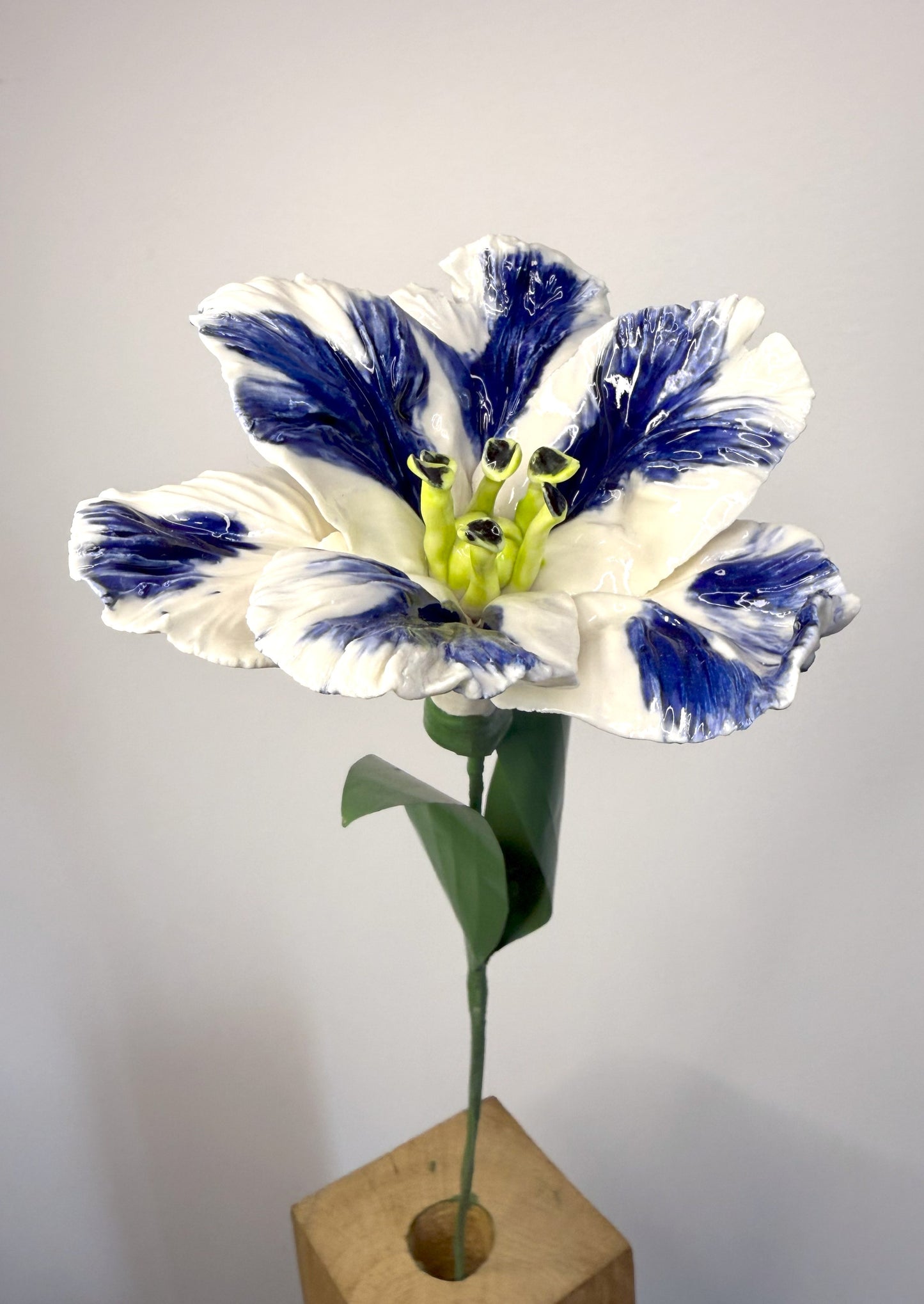 Tige de tulipe perroquet en porcelaine émaillée bleue, TPO-386-1-0-T