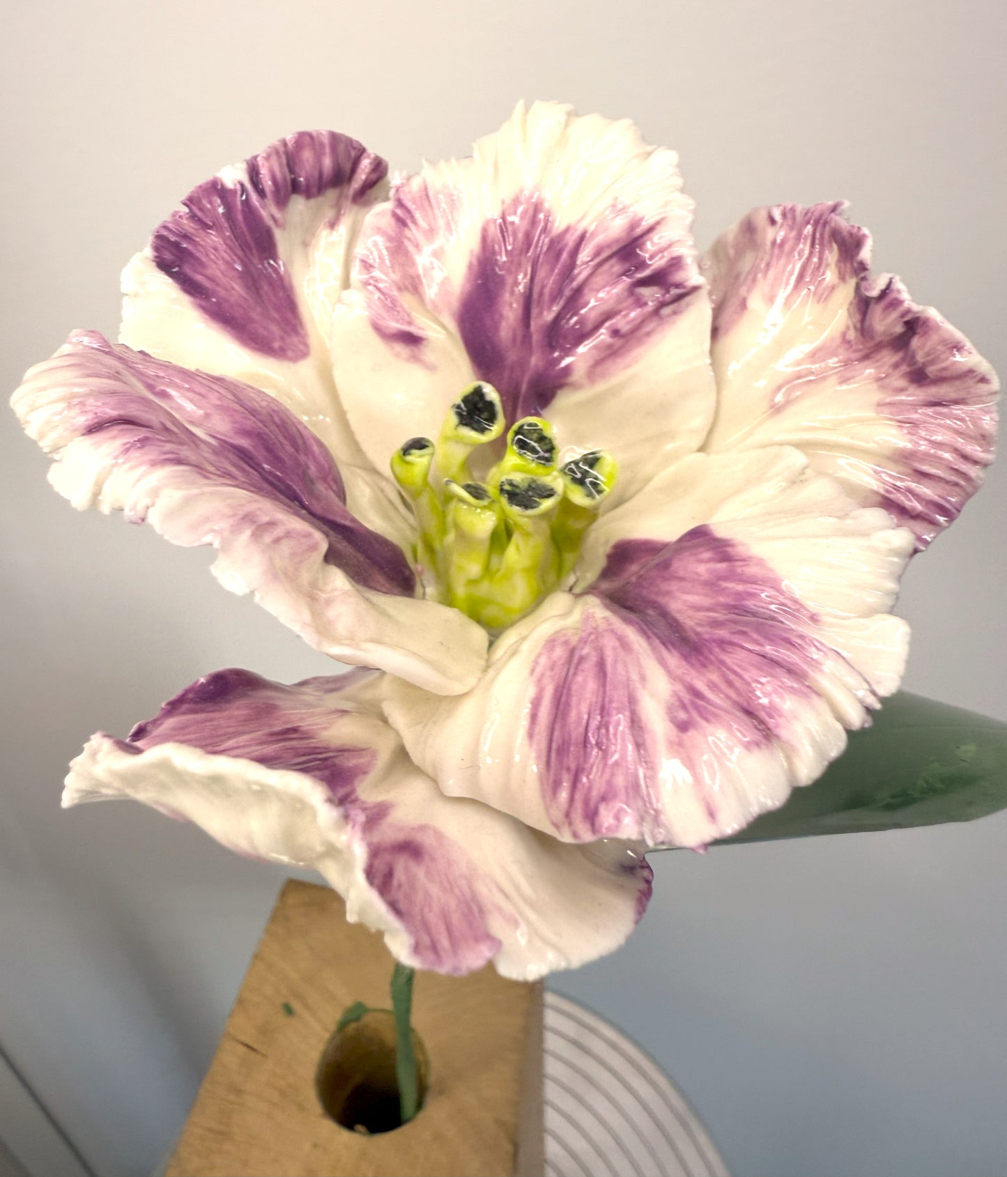 Tige de tulipe perroquet en porcelaine émaillée Violette, TPO-380-1-0-T