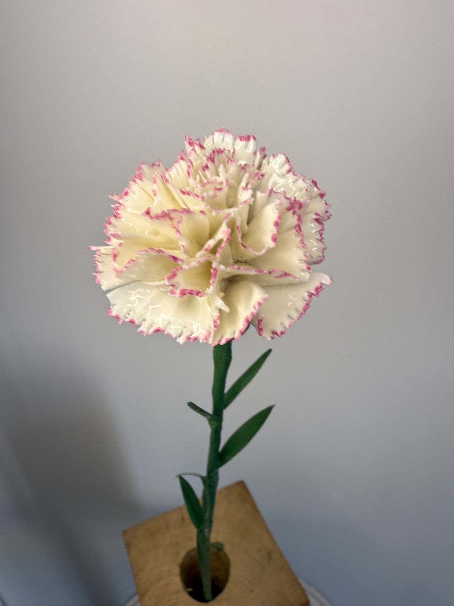 Tige d'oeillet en porcelaine émaillée liseré rose, OE-037-1-0-T