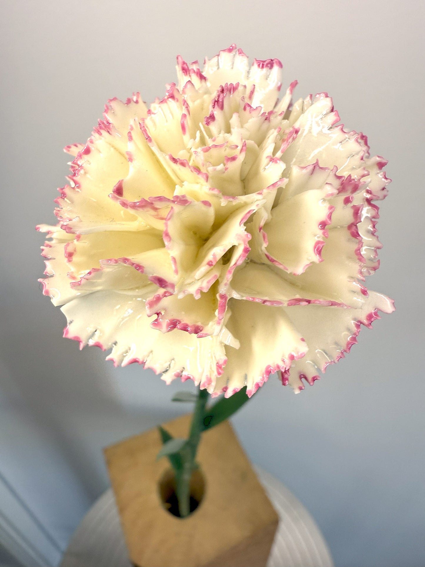 Tige d'oeillet en porcelaine émaillée liseré rose, OE-037-1-0-T