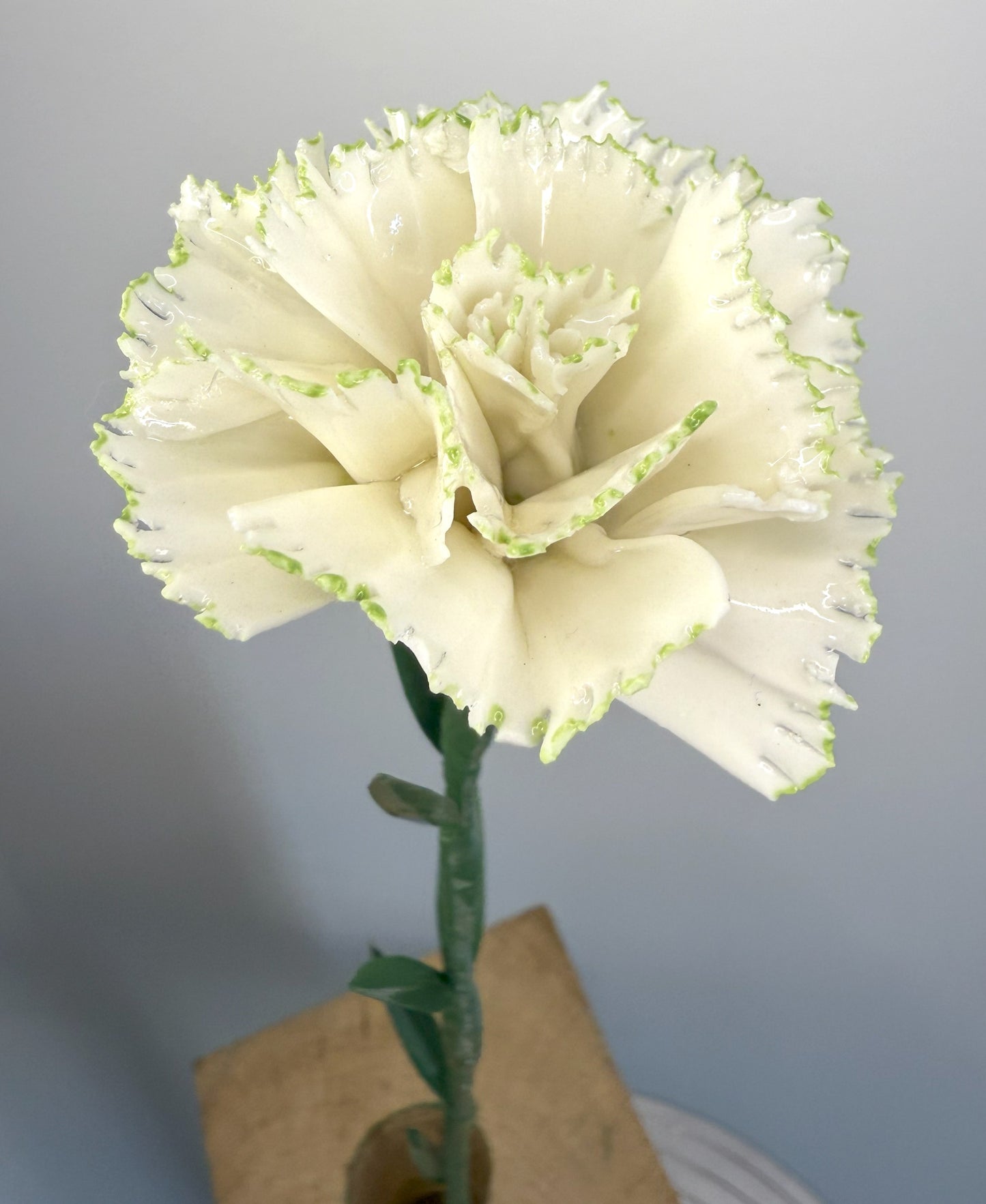 Tige d'oeillet en porcelaine émaillée blanche liseré vert clair, OE-66-1-0-T