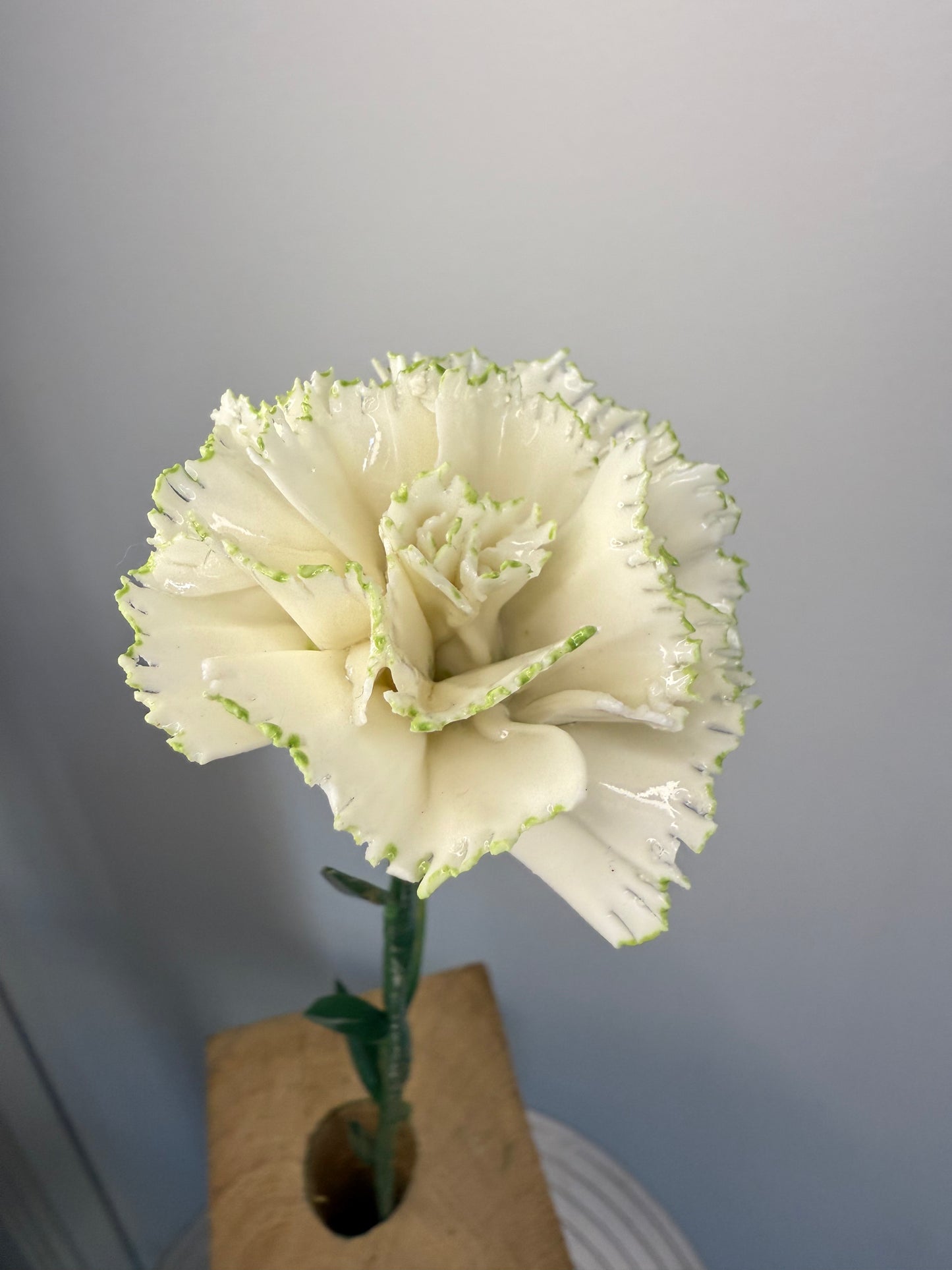 Tige d'oeillet en porcelaine émaillée blanche liseré vert clair, OE-66-1-0-T