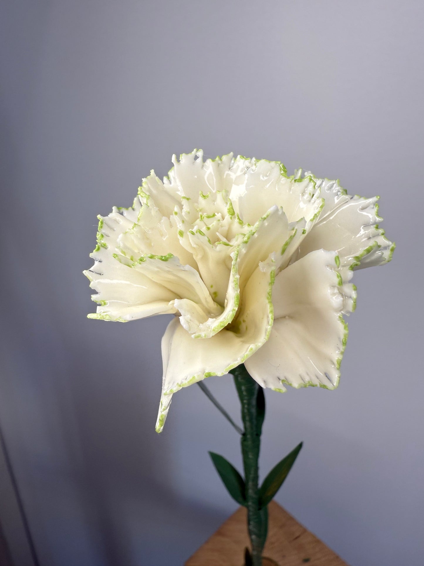 Tige d'oeillet en porcelaine émaillée blanche liseré vert clair, OE-66-1-0-T