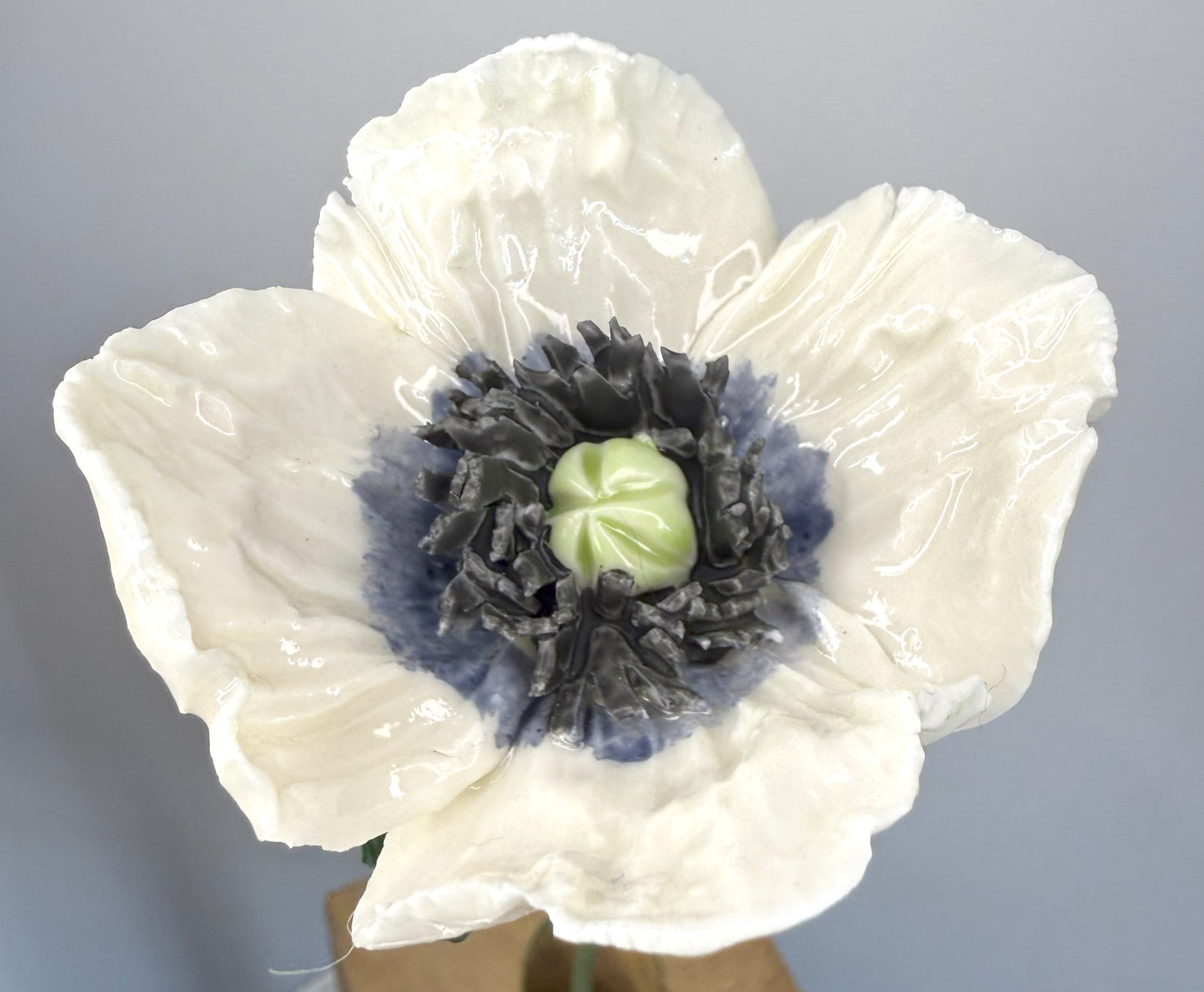 Tige de petit pavot en porcelaine émaillée blanche et bleue ardoise, PP-104/66/131-1-0-T