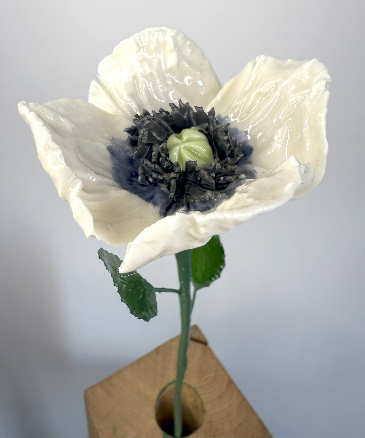 Tige de petit pavot en porcelaine émaillée blanche et bleue ardoise, PP-104/66/131-1-0-T