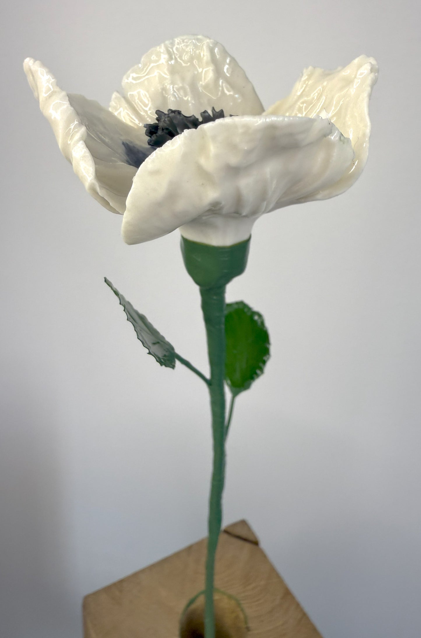 Tige de petit pavot en porcelaine émaillée blanche et bleue ardoise, PP-104/66/131-1-0-T