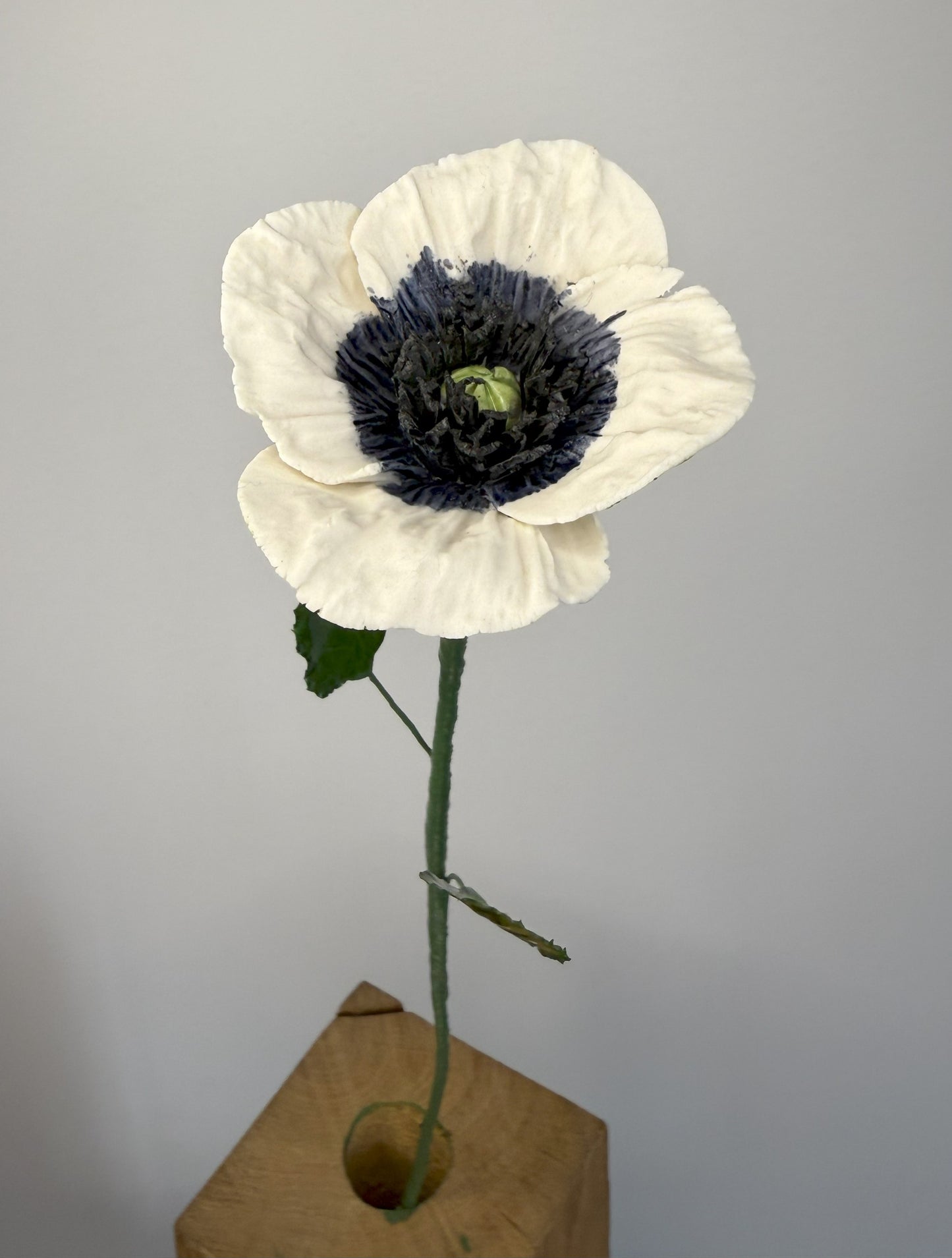 Tige de petit pavot en biscuit de porcelaine blanche et bleue, PP-104/66/139-0-1-T
