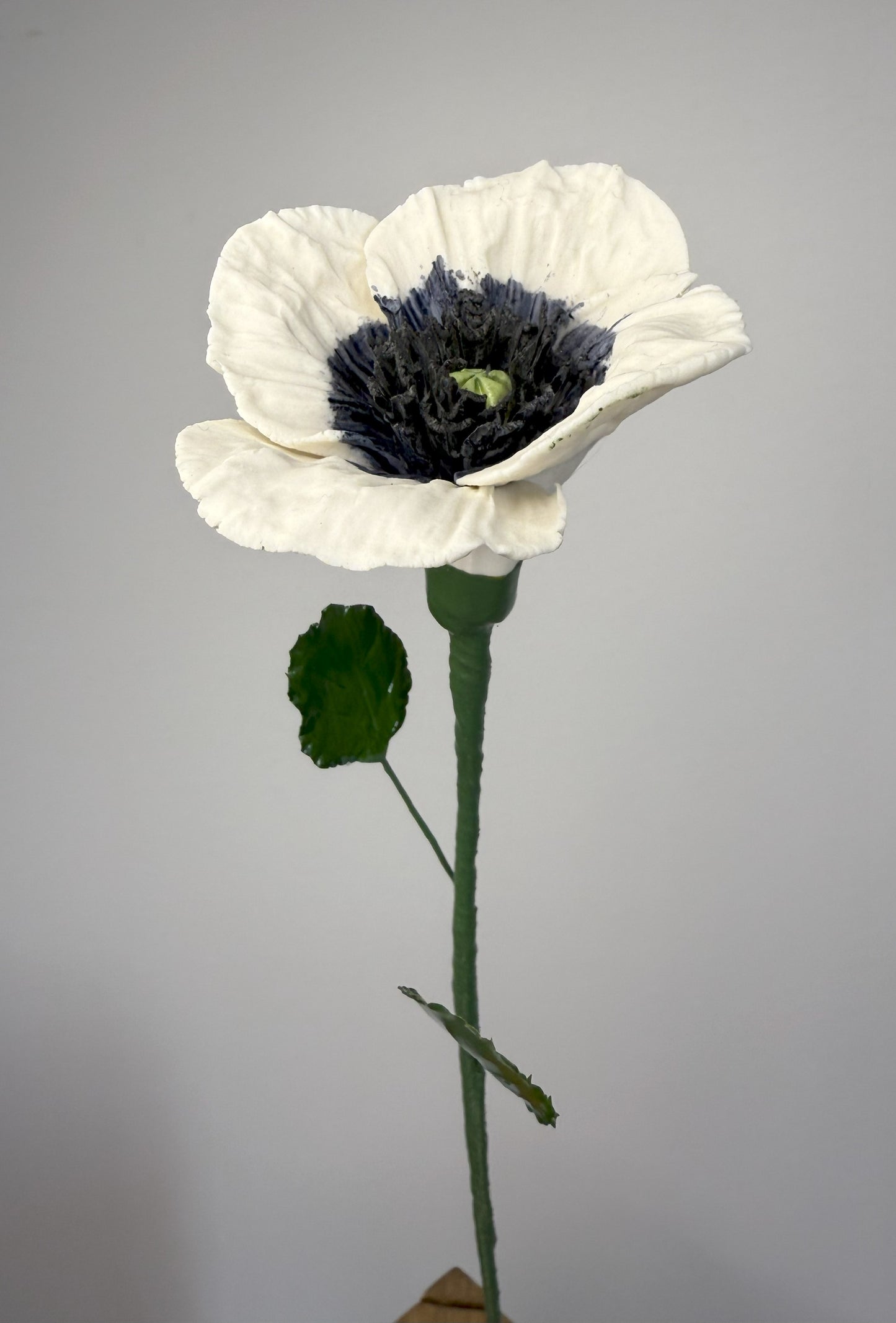 Tige de petit pavot en biscuit de porcelaine blanche et bleue, PP-104/66/139-0-1-T