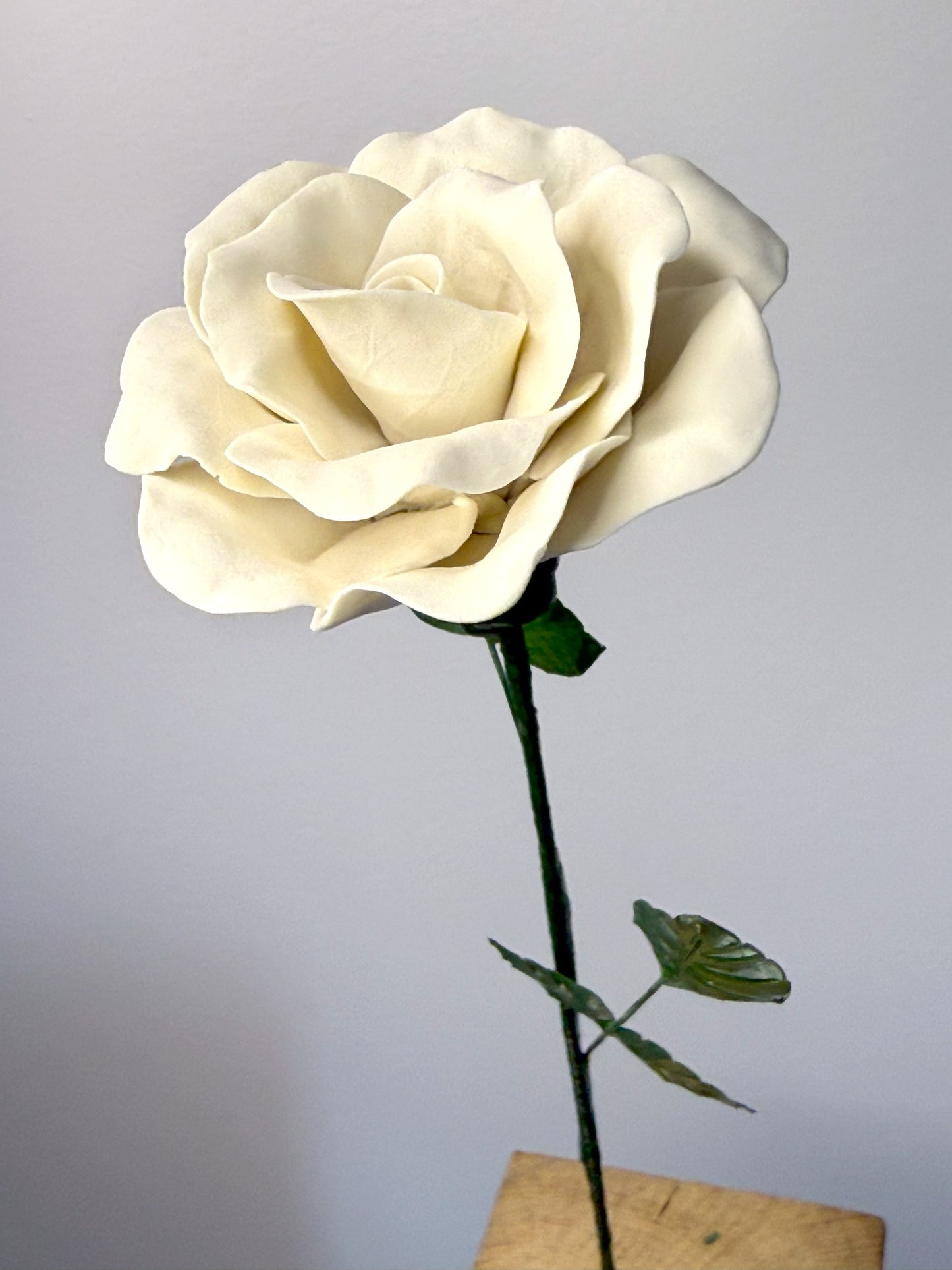 Tige de grande rose en biscuit de porcelaine blanche, GRO-000-0-1-T