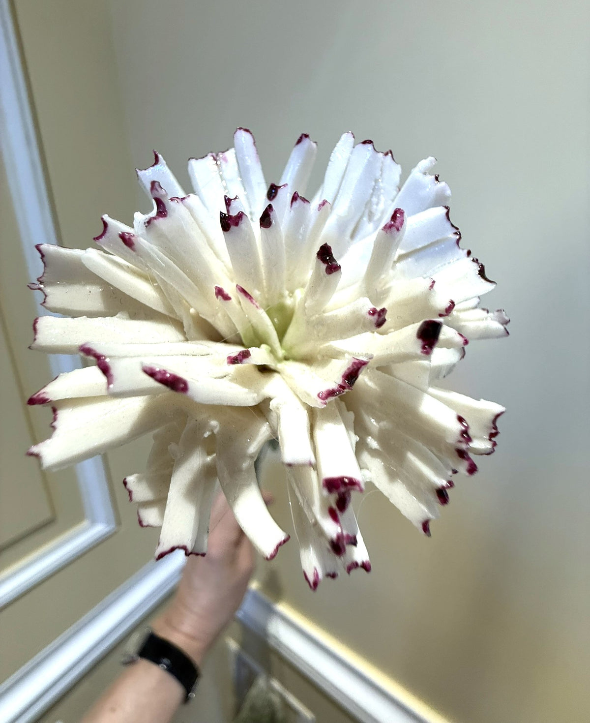 Tige de fleur en porcelaine émaillée blanche liseré pourpre IM-email-lispourpre-T