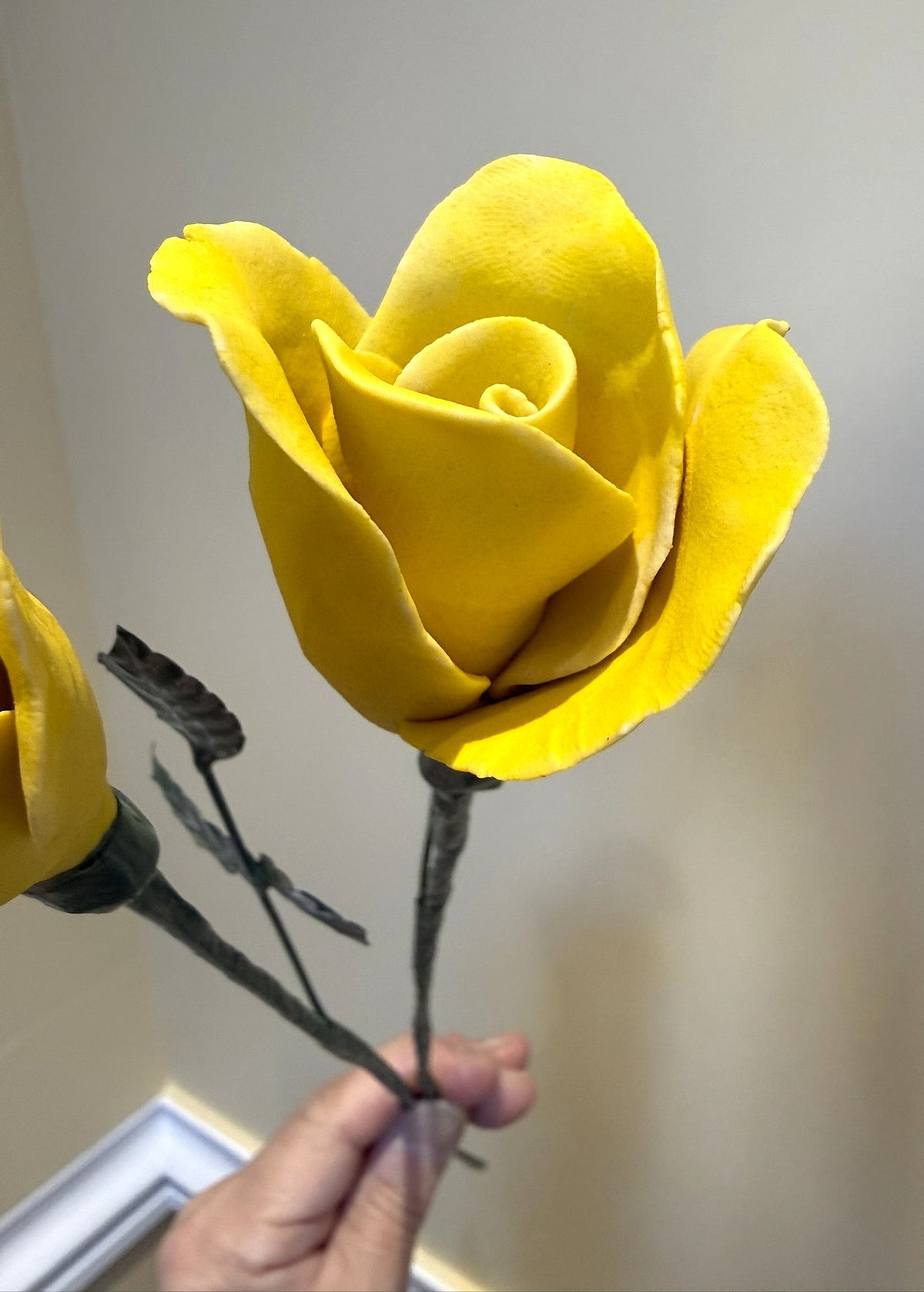 Tige de petite rose en biscuit de porcelaine jaune PRO-ENG-jaune-T