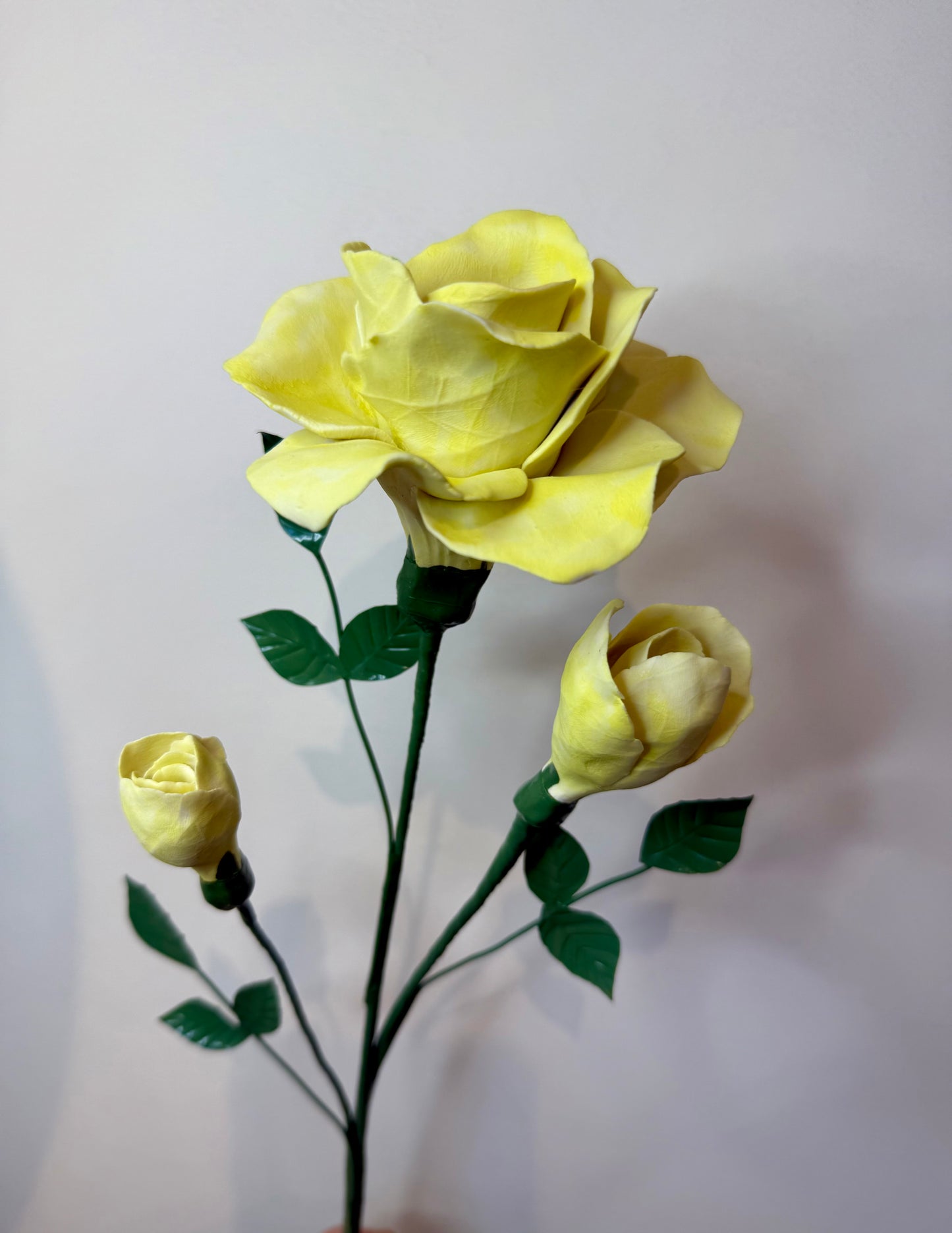 Tige branche de rosier en biscuit de porcelaine jaune GROB-350-0-1-T