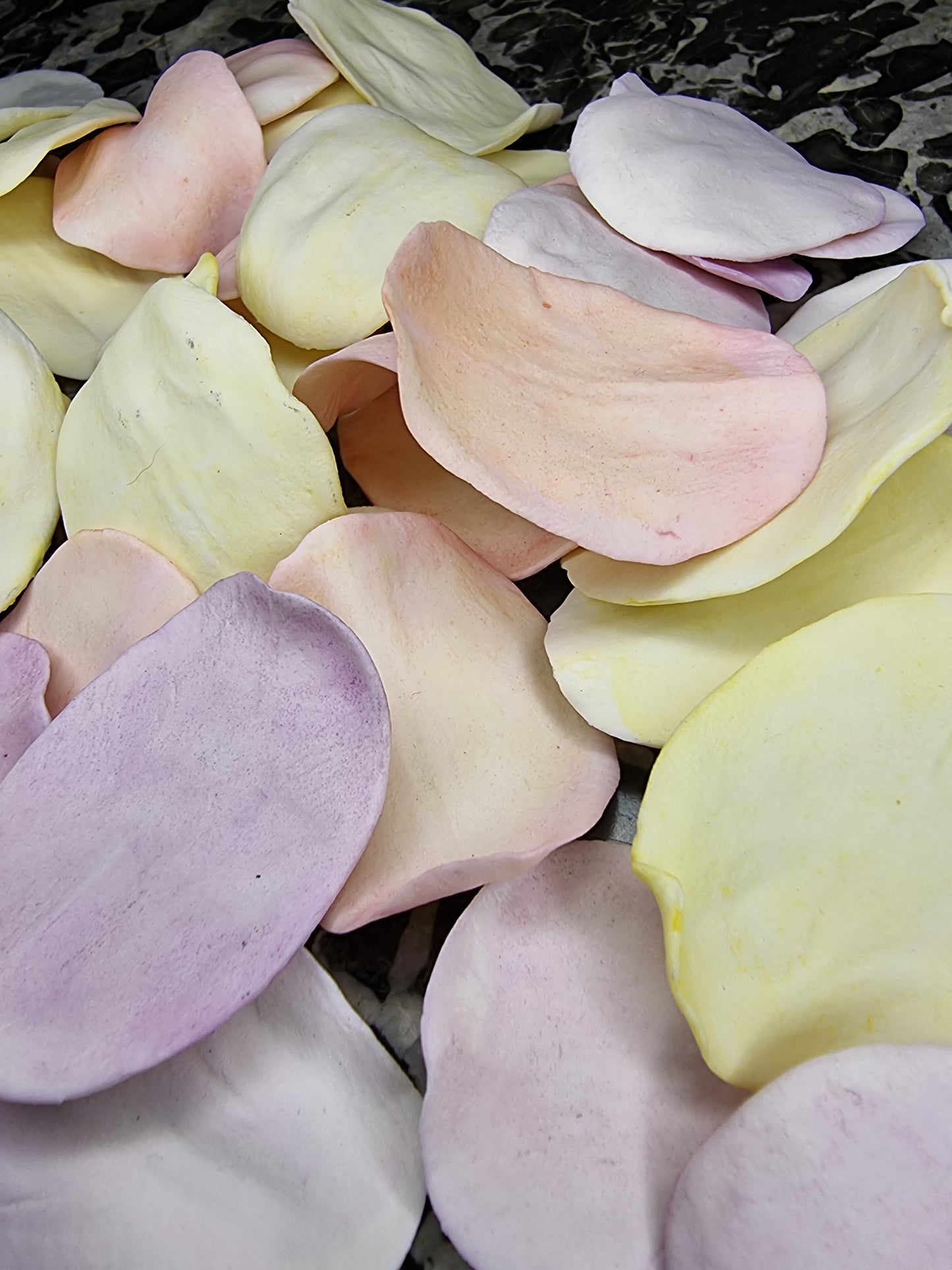 Pétales de roses en porcelaine