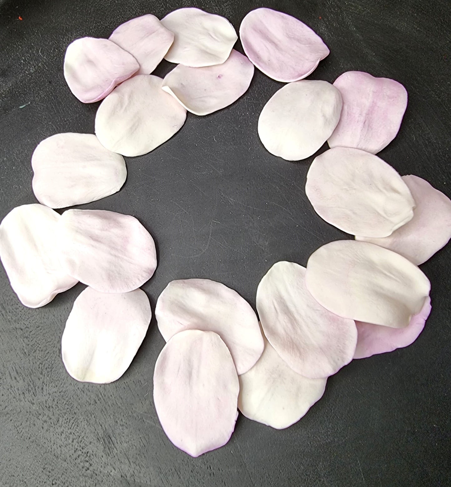Pétales de roses en porcelaine