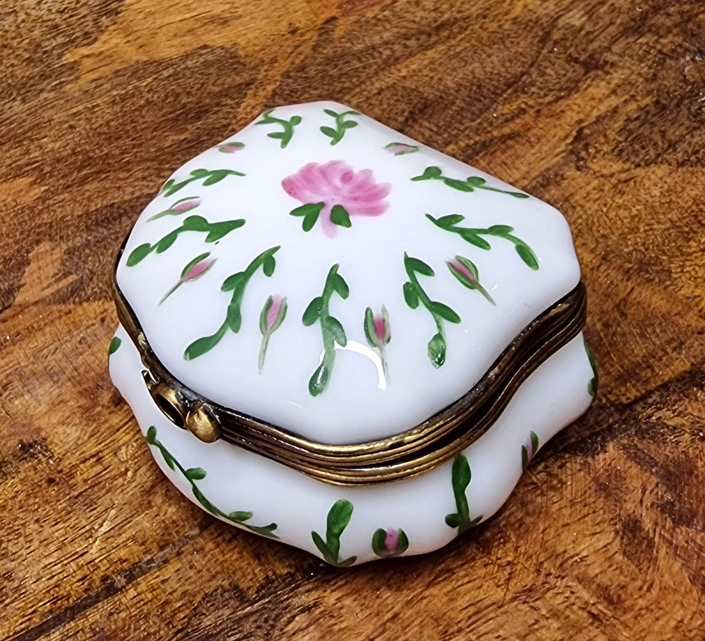 Hand-painted porcelain box decoration 001