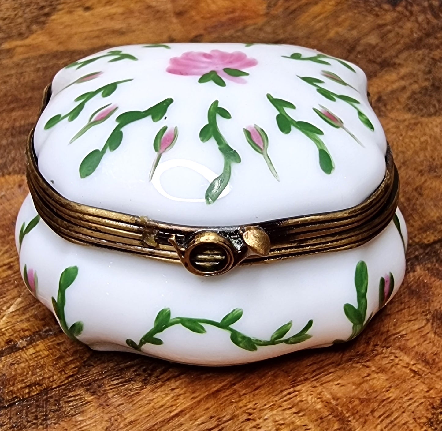 Hand-painted porcelain box decoration 001