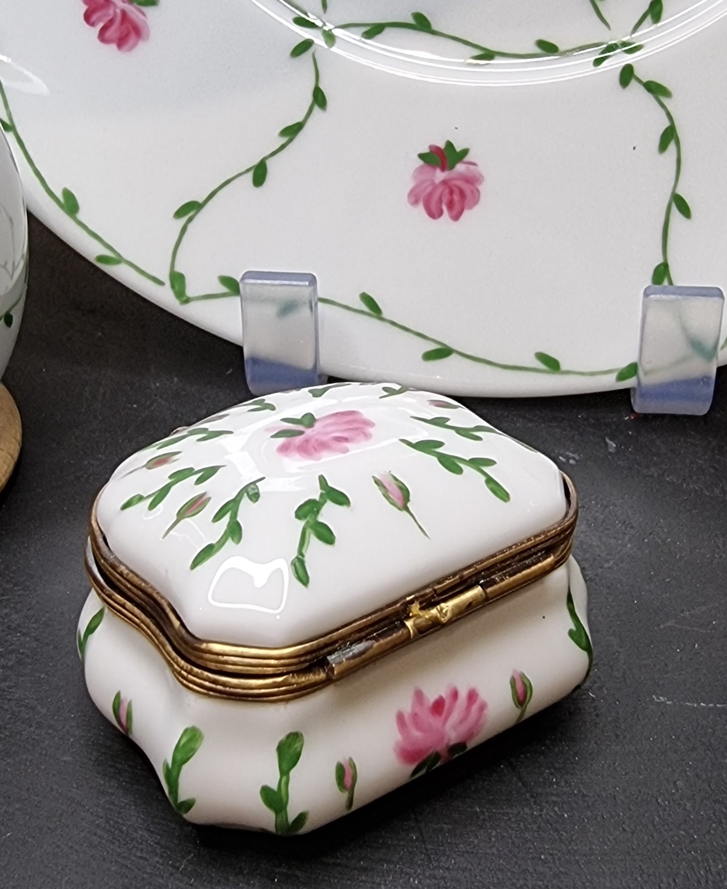 Hand-painted porcelain box decoration 001