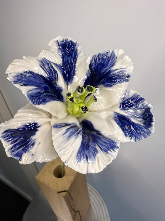 Fleur à poser tulipe perroquet en porcelaine émaillée bleue , TPO-386-1-0-P