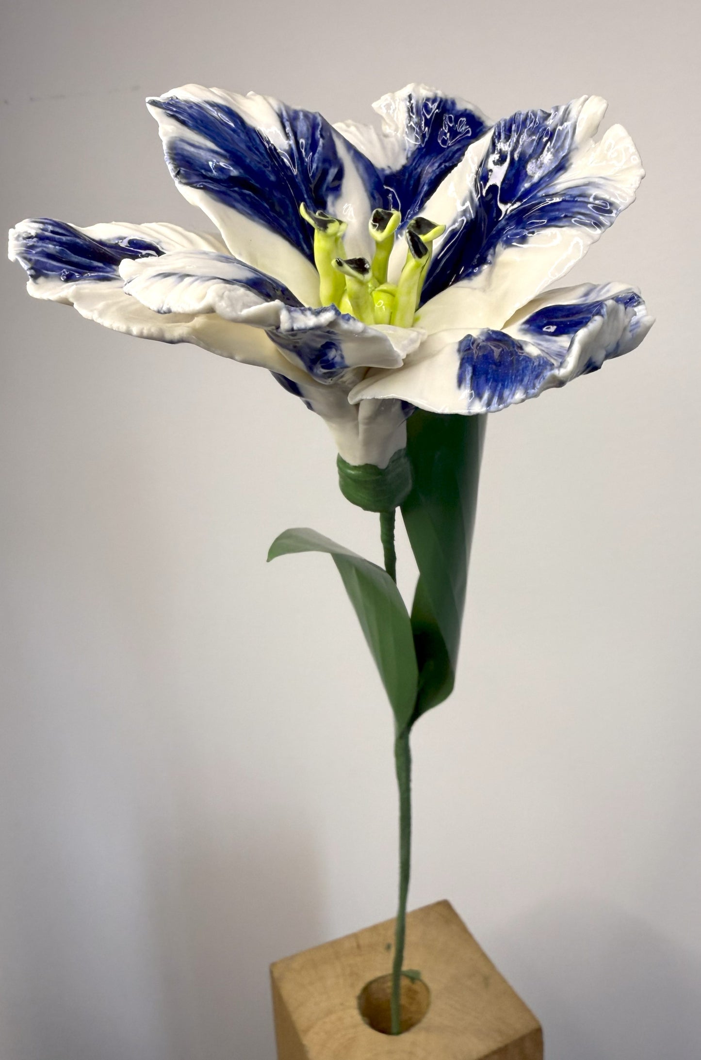 Tige de tulipe perroquet en porcelaine émaillée bleue, TPO-386-1-0-T