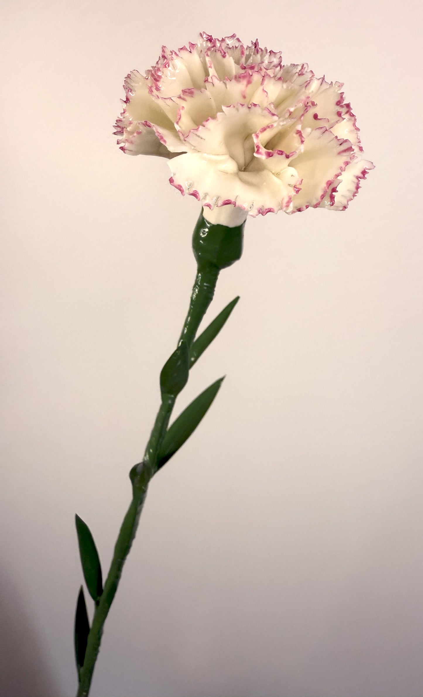 Pink-rimmed glazed porcelain eyelet stem, OE-037-1-0-T