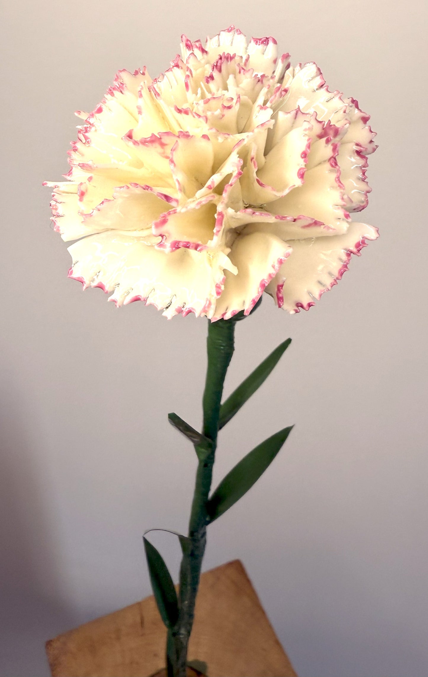 Pink-rimmed glazed porcelain eyelet stem, OE-037-1-0-T