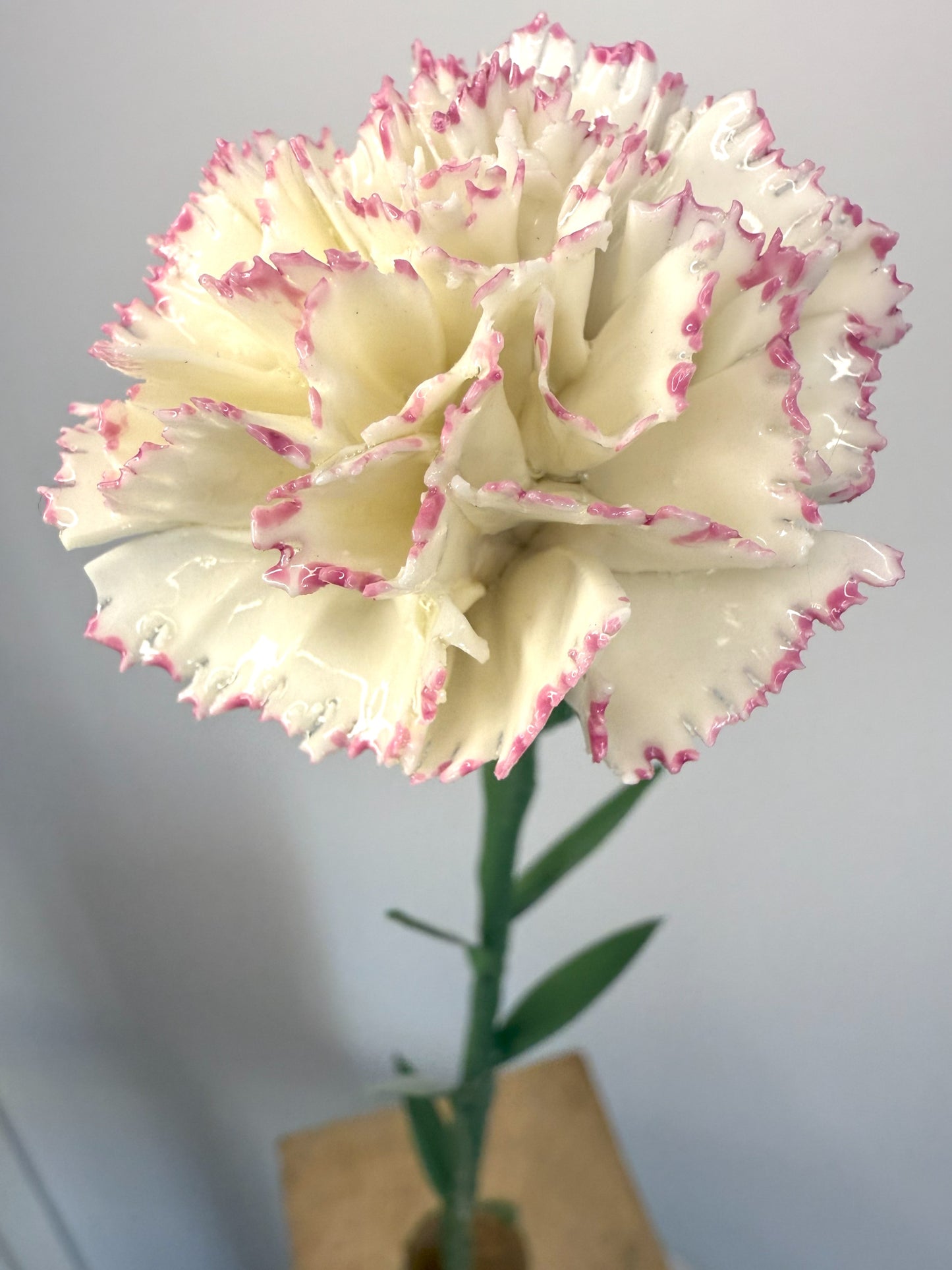 Pink-rimmed glazed porcelain eyelet stem, OE-037-1-0-T