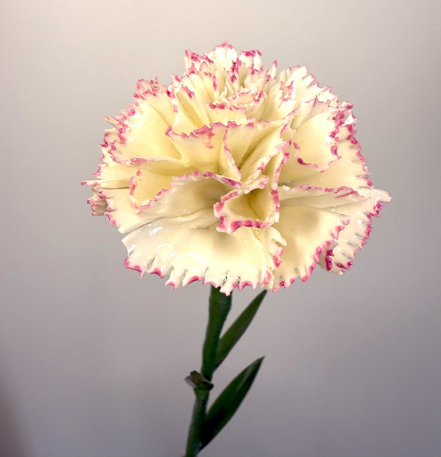 Pink-rimmed glazed porcelain eyelet stem, OE-037-1-0-T