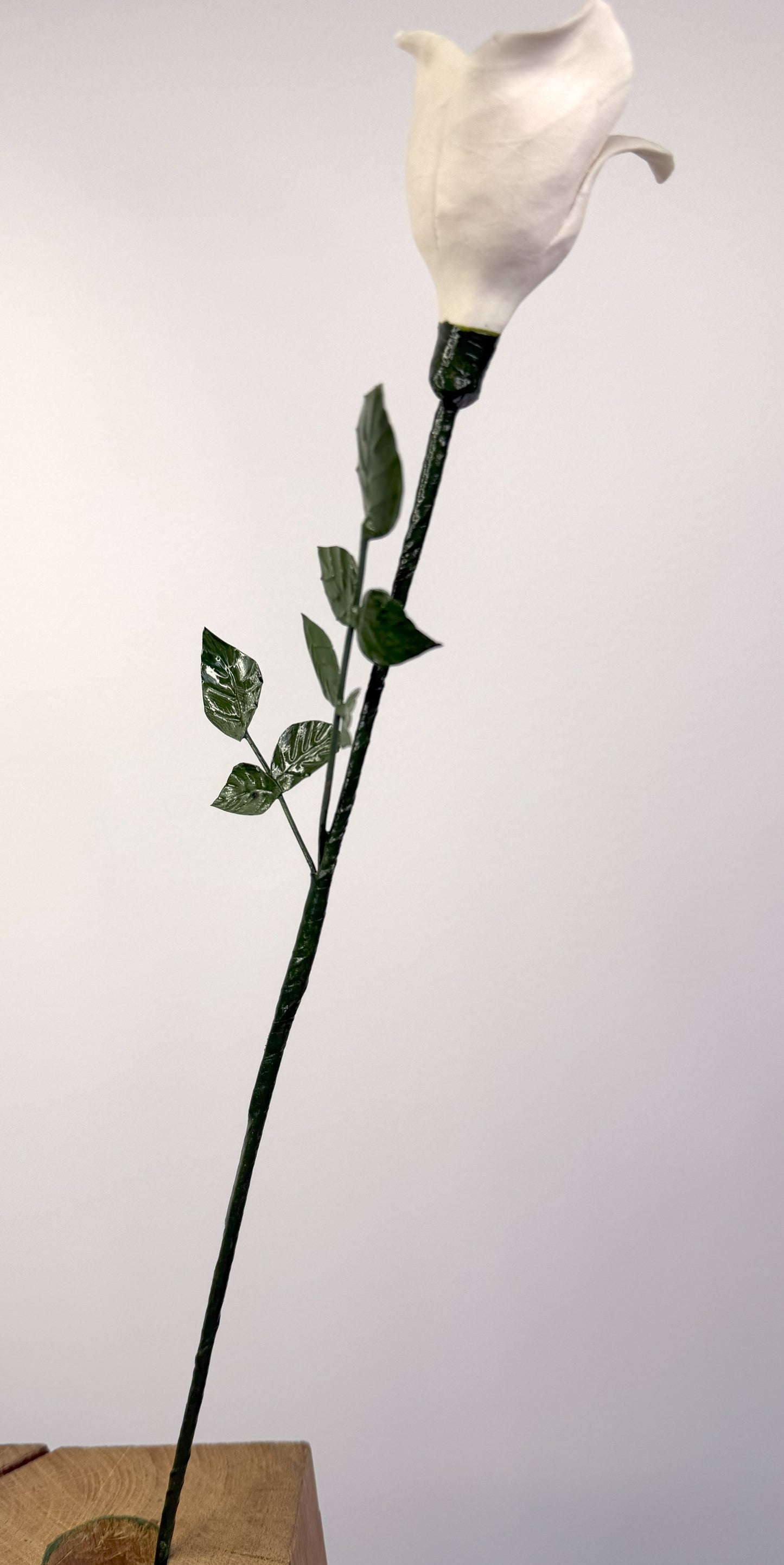 Stem of a small pink porcelain biscuit rose, PRO-37/66-0-1-T