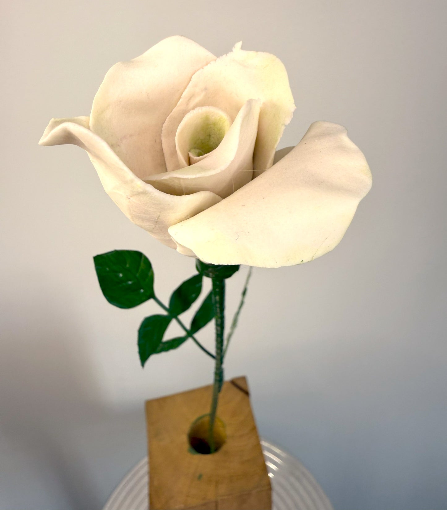 Stem of a small pink porcelain biscuit rose, PRO-37/66-0-1-T