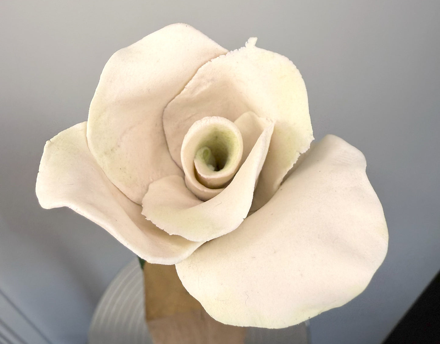 Stem of a small pink porcelain biscuit rose, PRO-37/66-0-1-T