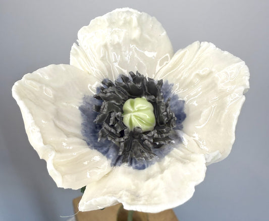 Tige de petit pavot en porcelaine émaillée  blanche et bleue ardoise, PP-104/66/131-1-0-T
