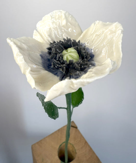 Tige de petit pavot en porcelaine émaillée  blanche et bleue ardoise, PP-104/66/131-1-0-T