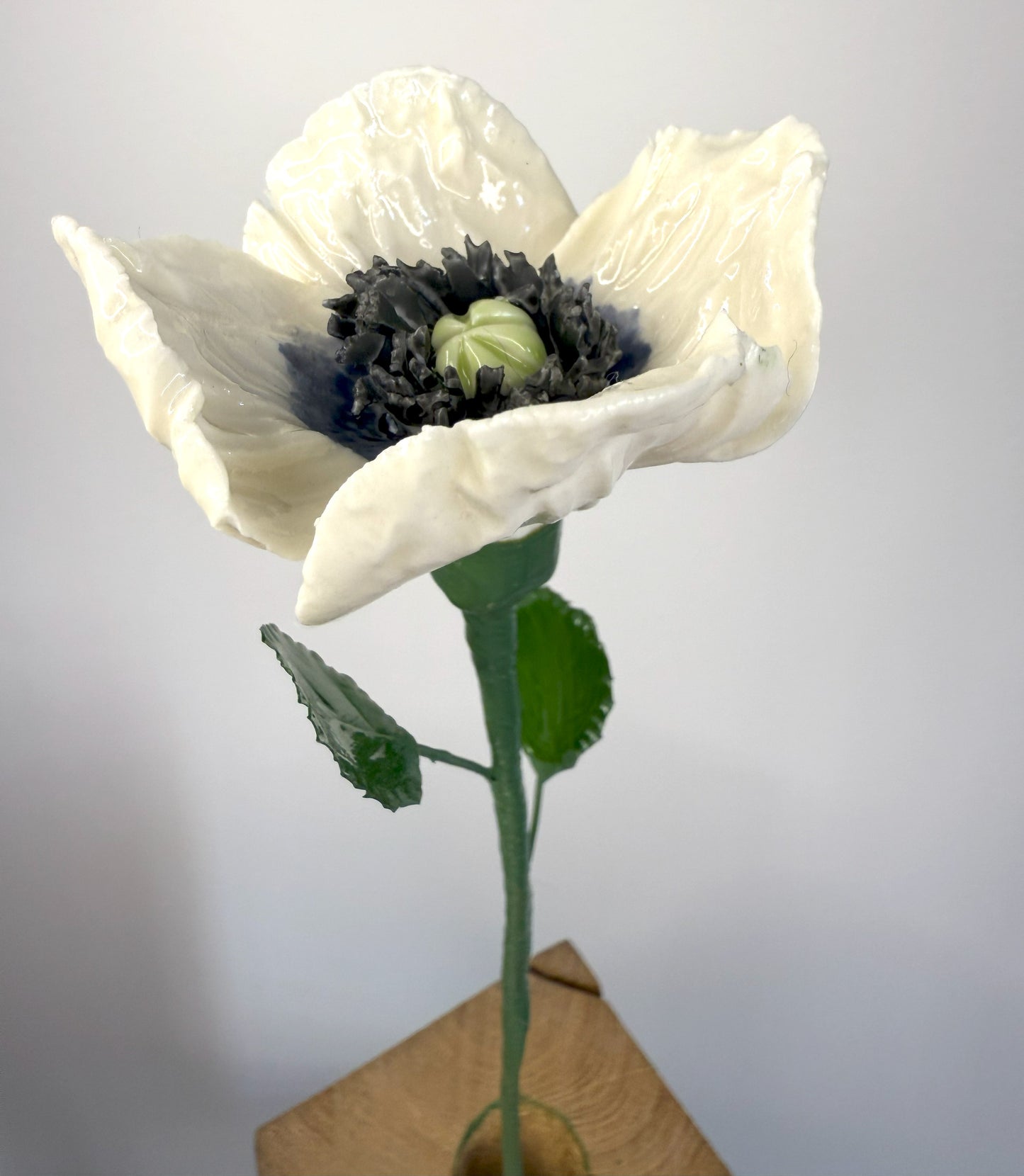 Small poppy stem in white and slate blue glazed porcelain, PP-104/66/131-1-0-T