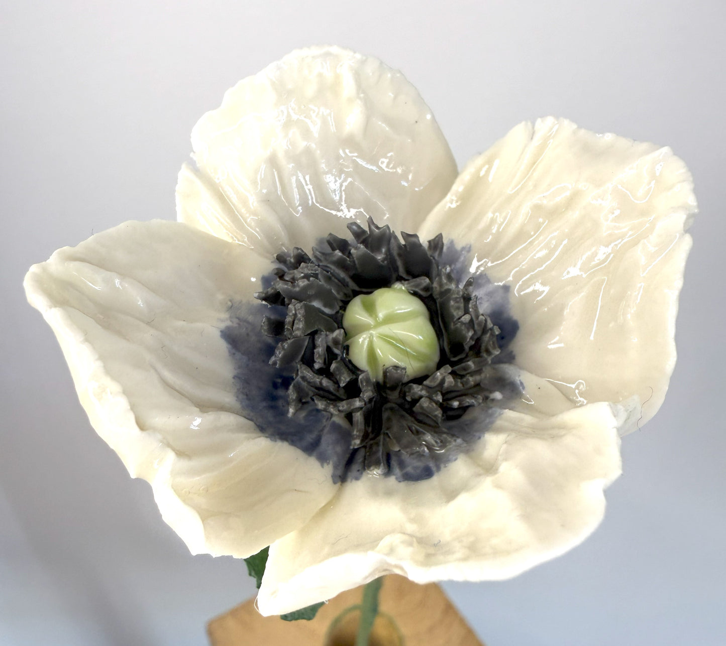 Small poppy stem in white and slate blue glazed porcelain, PP-104/66/131-1-0-T