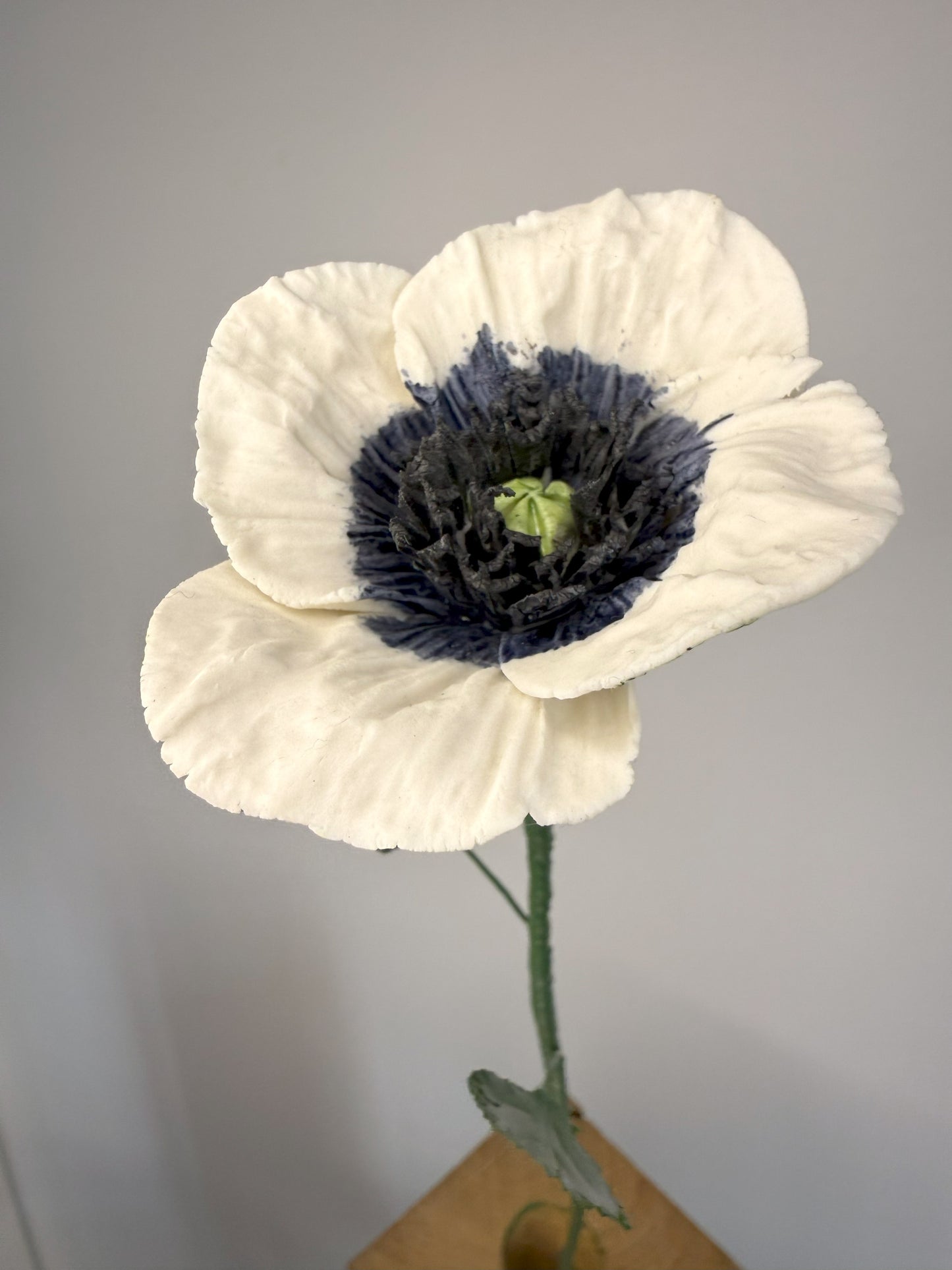 Small poppy stem in white and blue porcelain bisque, PP-104/66/139-0-1-T