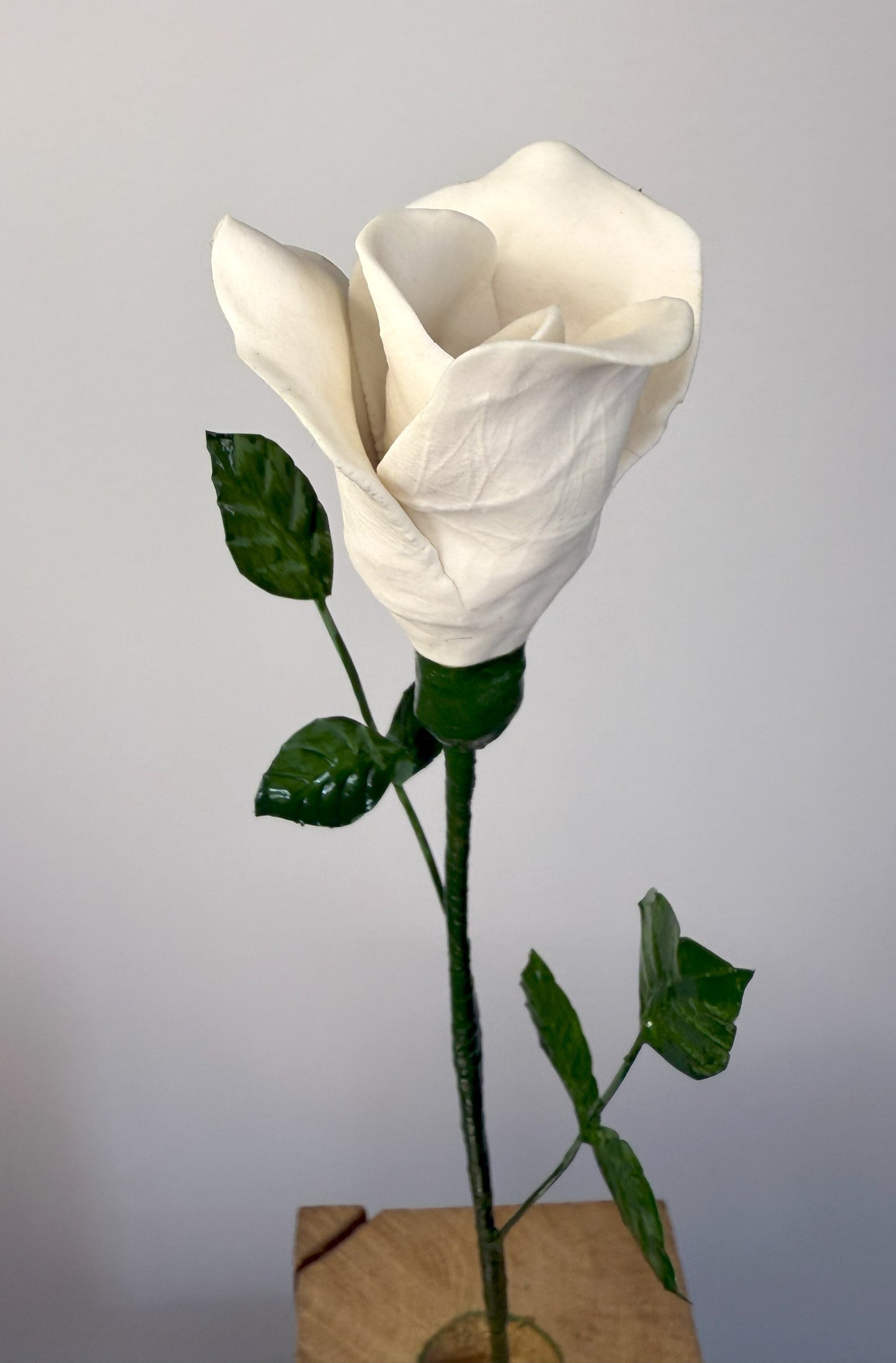 Stem of a small white porcelain biscuit rose, PRO-000-0-1-T