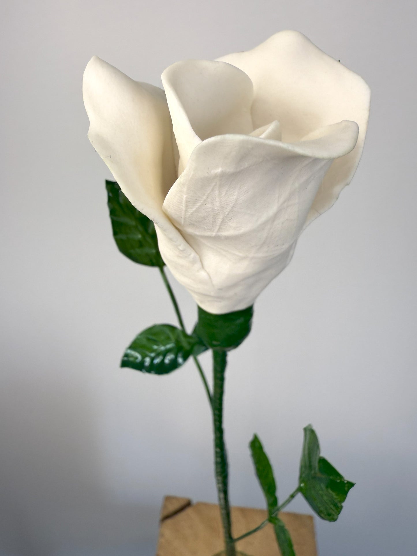Stem of a small white porcelain biscuit rose, PRO-000-0-1-T