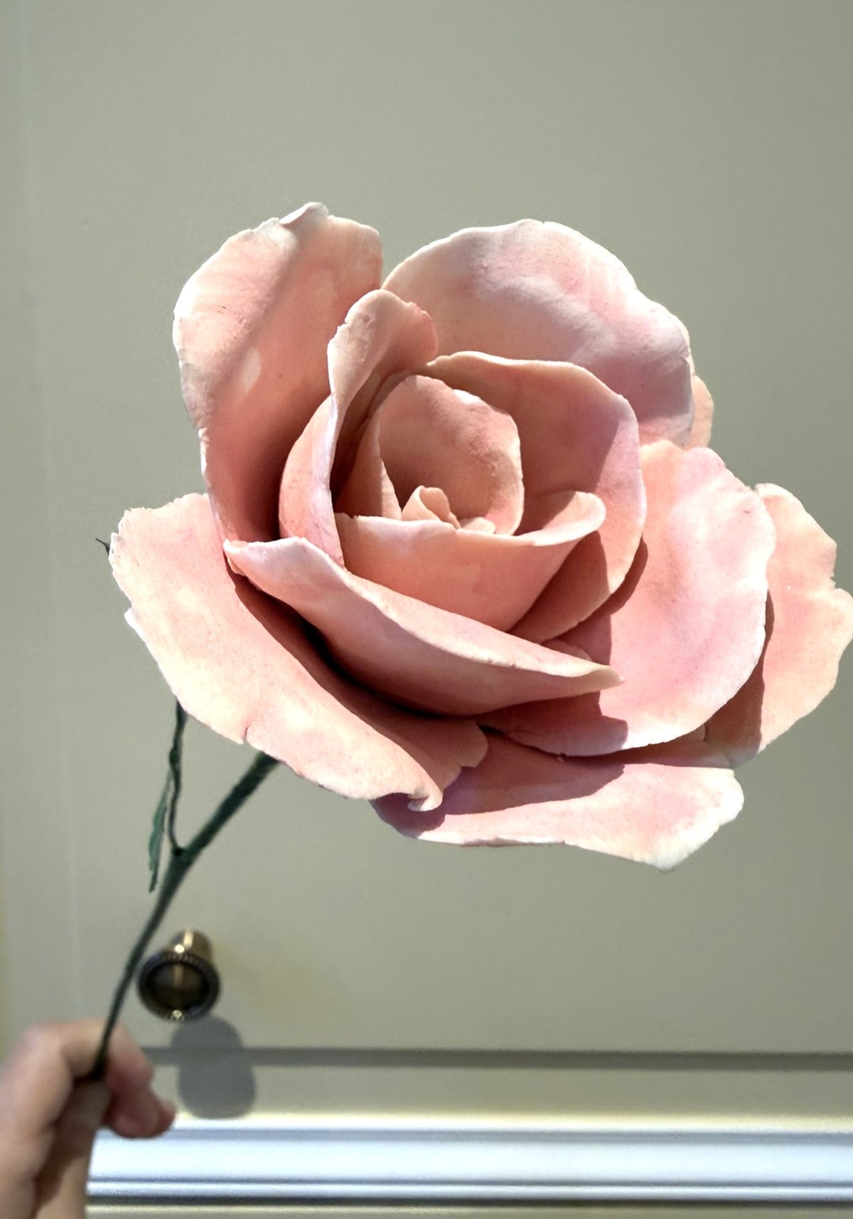Tige de grande rose en biscuit de porcelaine rose GRO-ENG-rose -T
