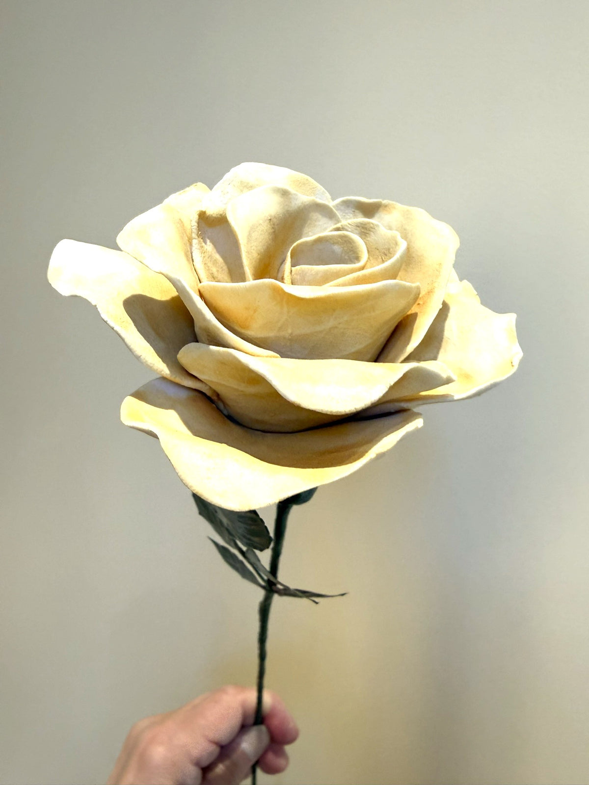 Tige de grande rose en biscuit de porcelaine jaune paille GRO-ENG-jauneP-T