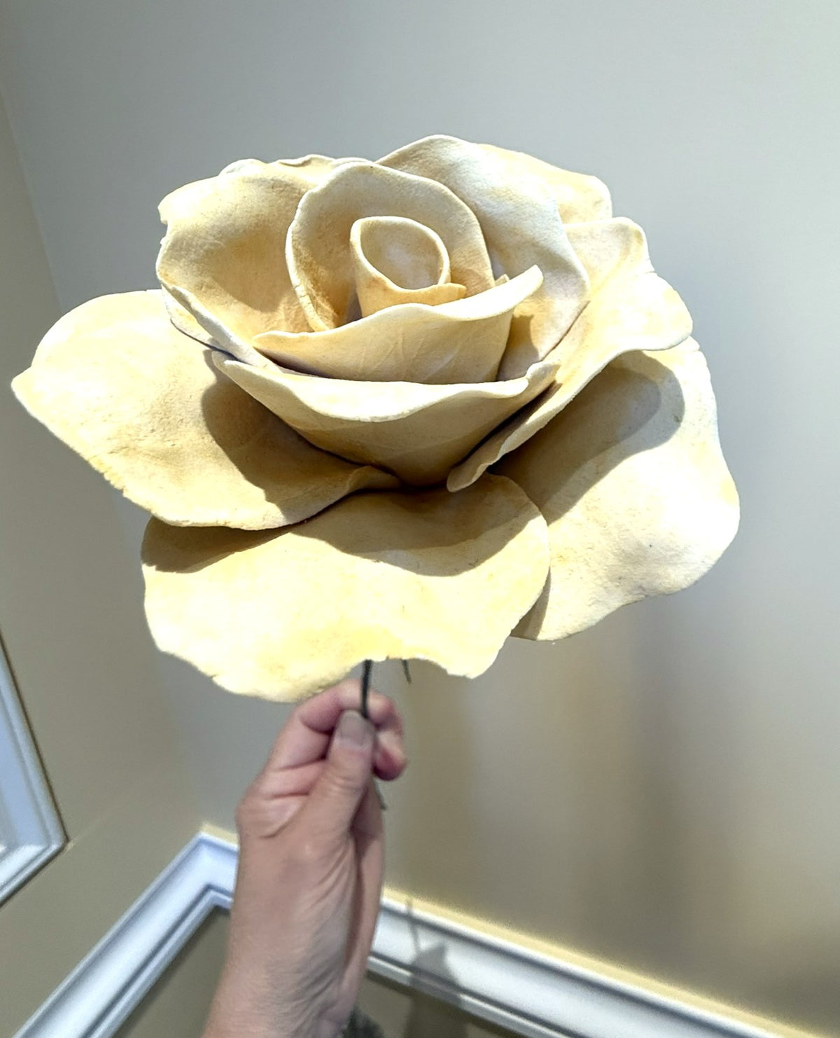 Tige de grande rose en biscuit de porcelaine jaune paille GRO-ENG-jauneP-T