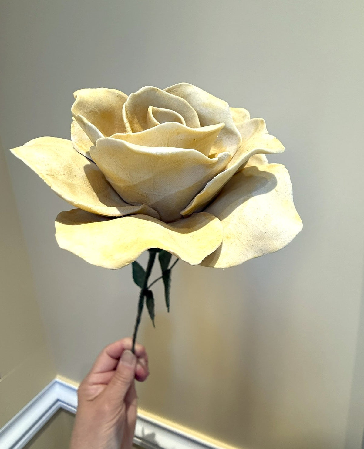 Tige de grande rose en biscuit de porcelaine jaune paille GRO-ENG-jauneP-T