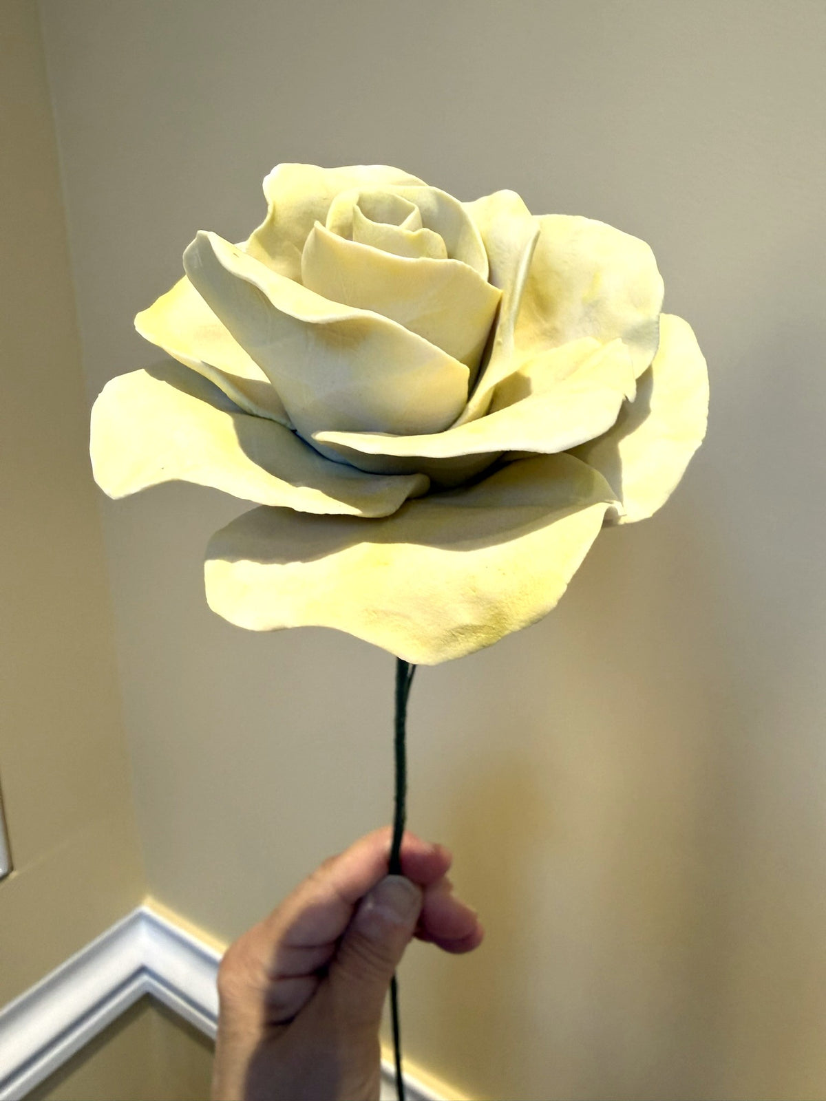 Tige de grande rose en biscuit de porcelaine jaune GRO-ENG-jaune-T