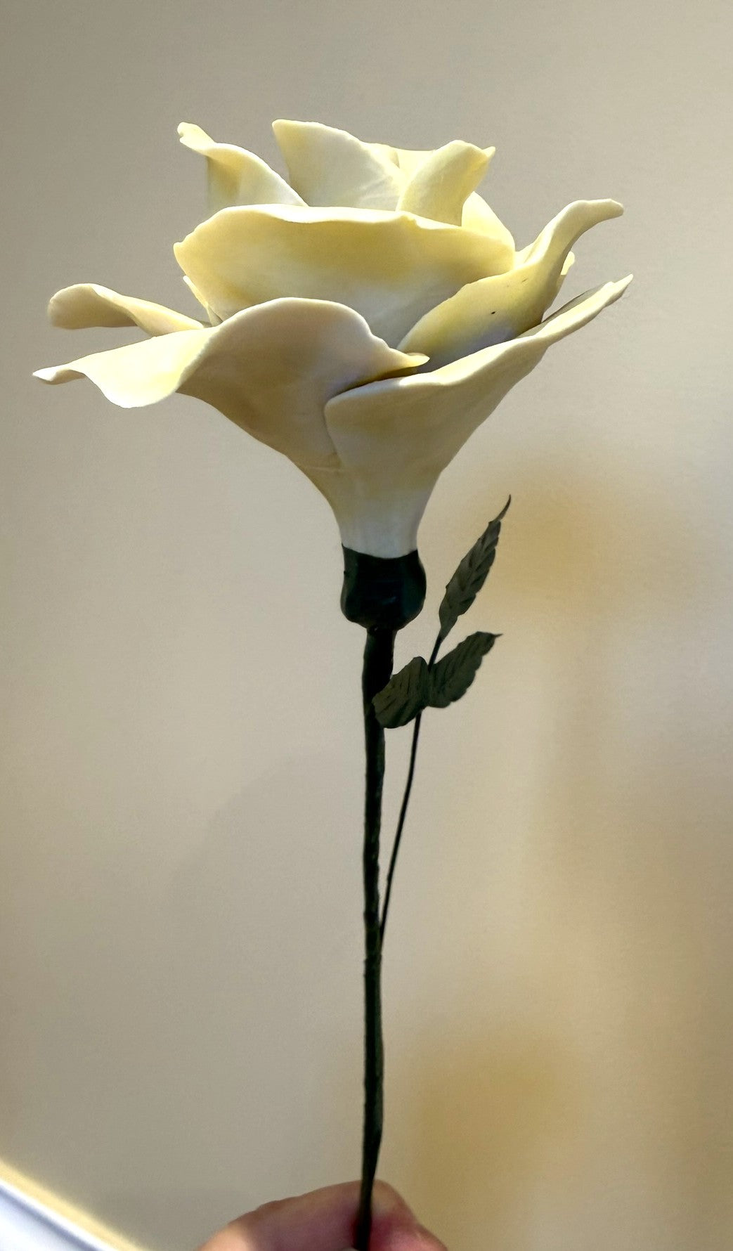 Tige de grande rose en biscuit de porcelaine jaune GRO-ENG-jaune-T