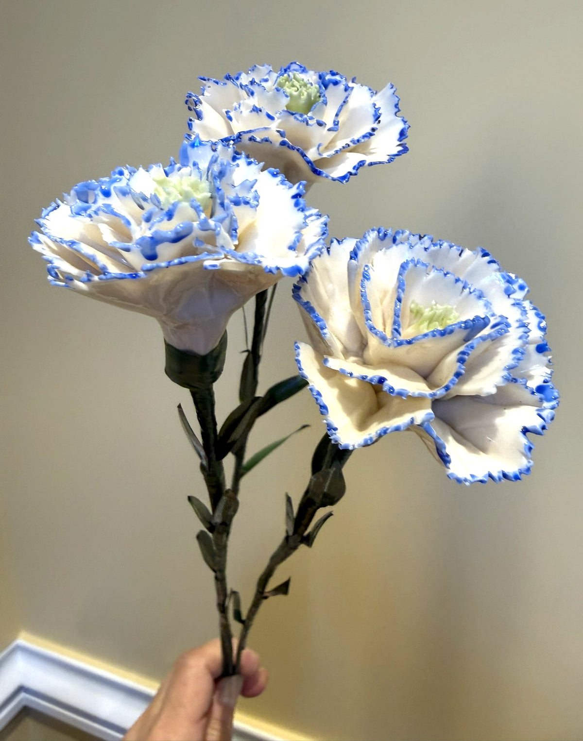 Tige d'oeillet en porcelaine émaillée liseré bleu coeur vert OE-lisbleu-coeurvert-T