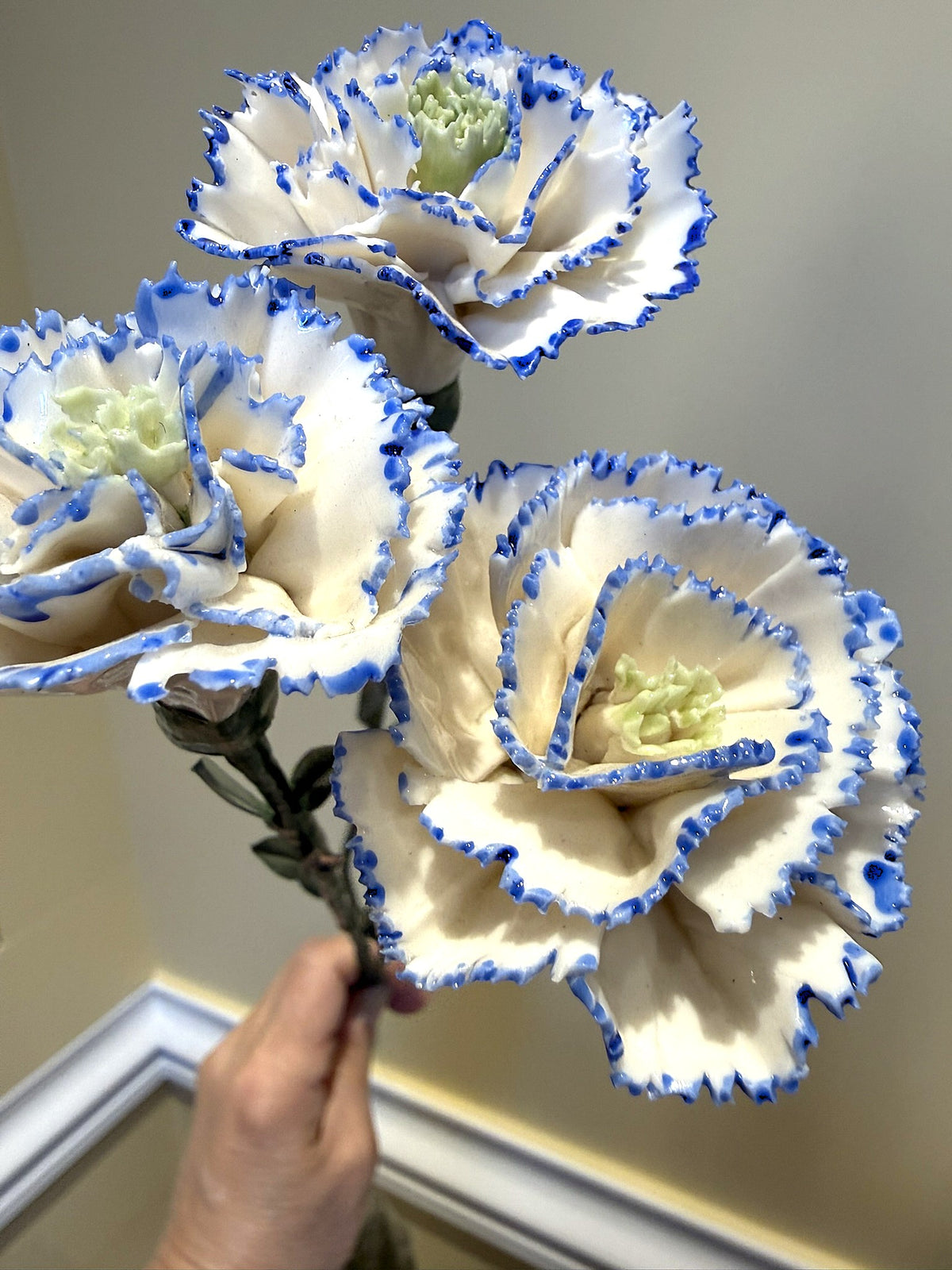 Tige d'oeillet en porcelaine émaillée liseré bleu coeur vert OE-lisbleu-coeurvert-T