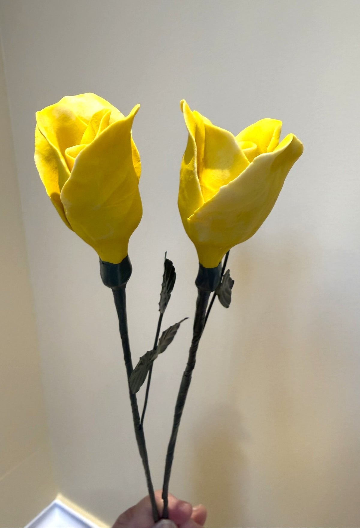 Tige de petite rose en biscuit de porcelaine jaune PRO-ENG-jaune-T