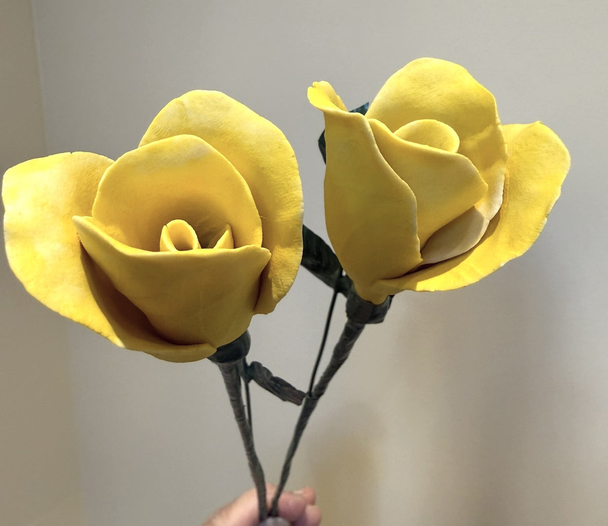Tige de petite rose en biscuit de porcelaine jaune PRO-ENG-jaune-T