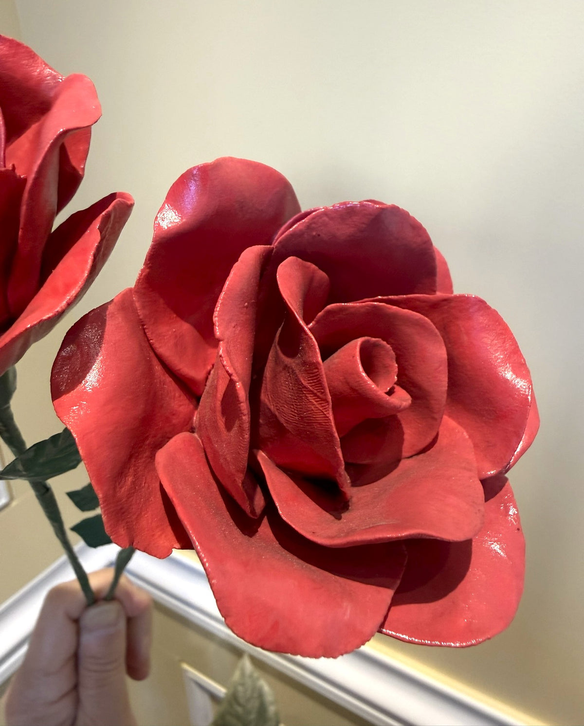 Tige de grande rose en biscuit de porcelaine rouge GRO-ENG-rouge-T